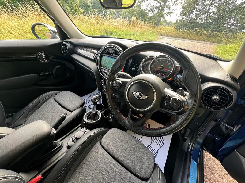 MINI HATCH