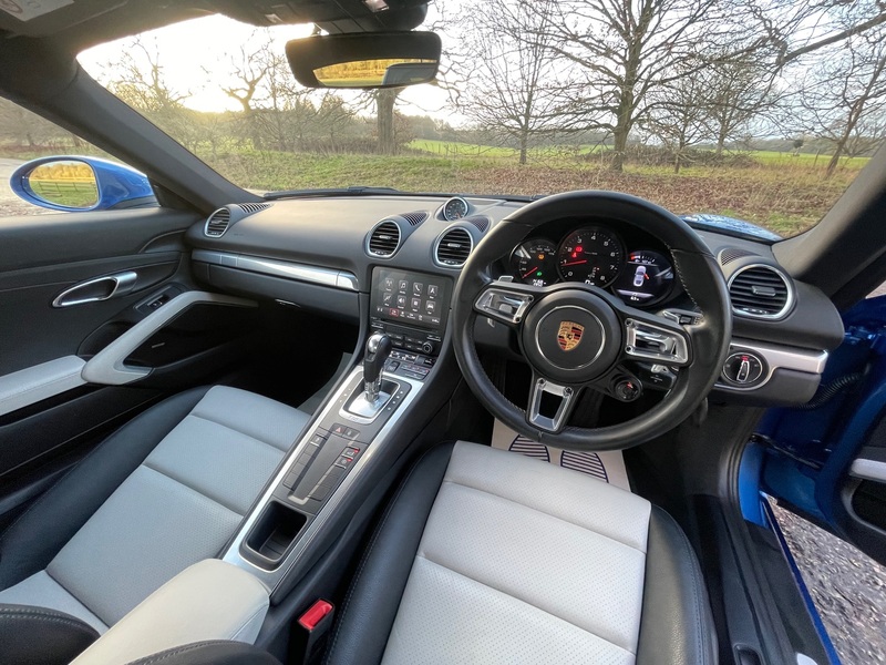 PORSCHE 718