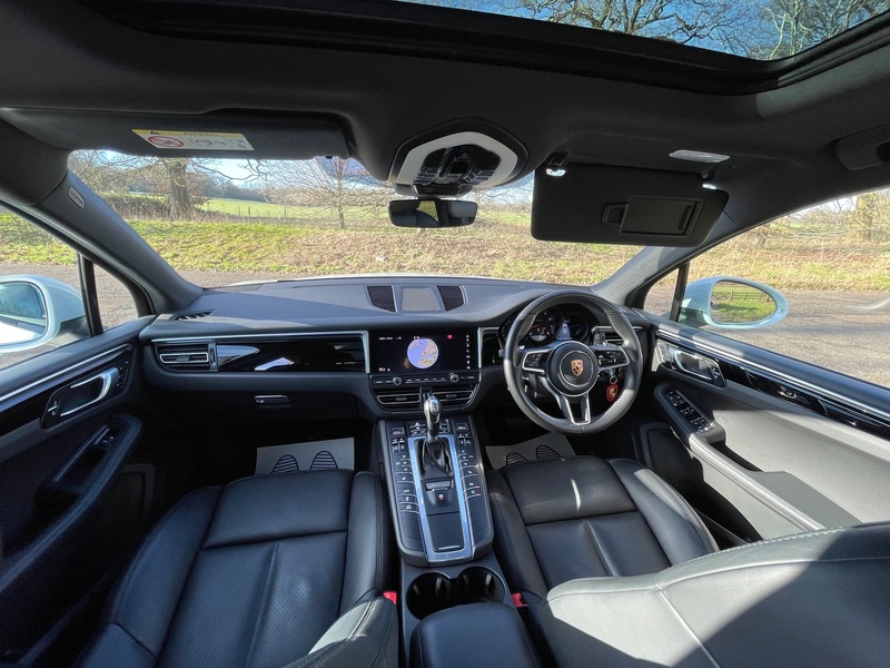 PORSCHE MACAN