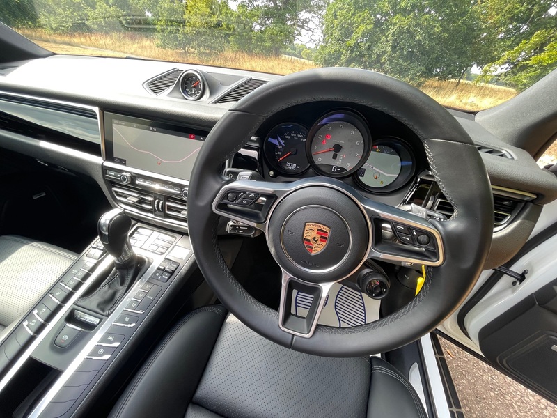 PORSCHE MACAN