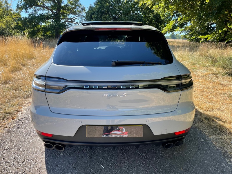 PORSCHE MACAN