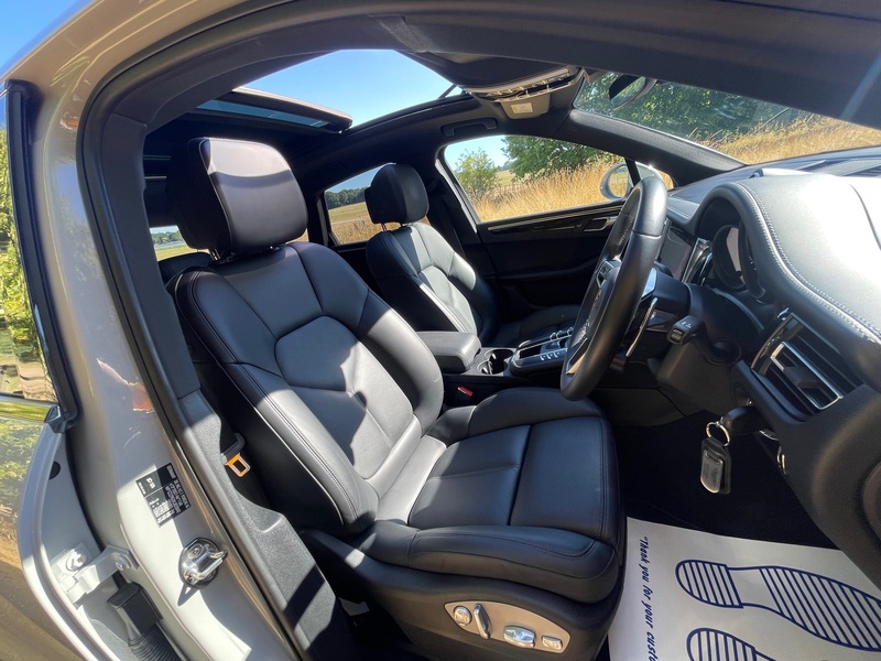 PORSCHE MACAN