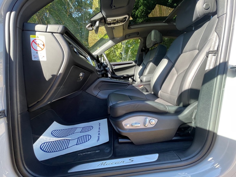 PORSCHE MACAN